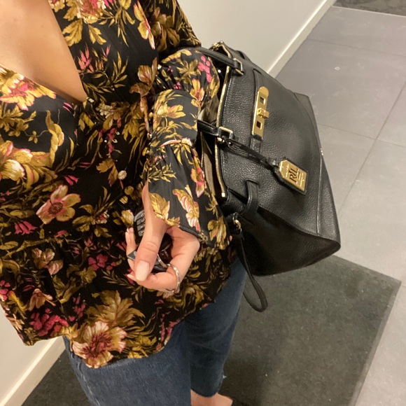 Meet your Posher, Olivia - Picture 2 of 2